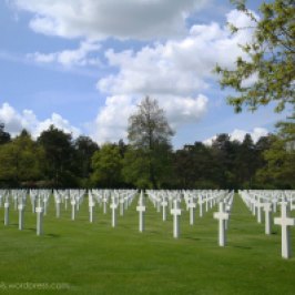 Cemitério Militar Americano. Há 9.387 cruzes brancas (ou Estrelas de Davi) posicionadas de frente para o oeste, em direção aos Estados Unidos.