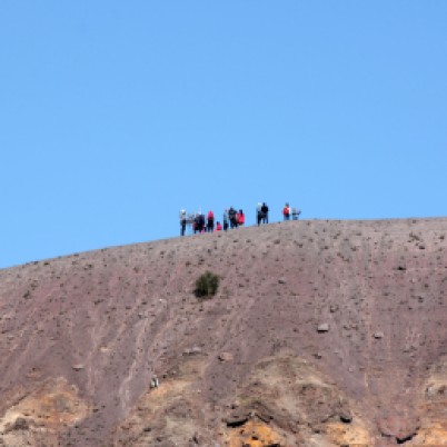 Visitantes no ponto mais alto do vulcão